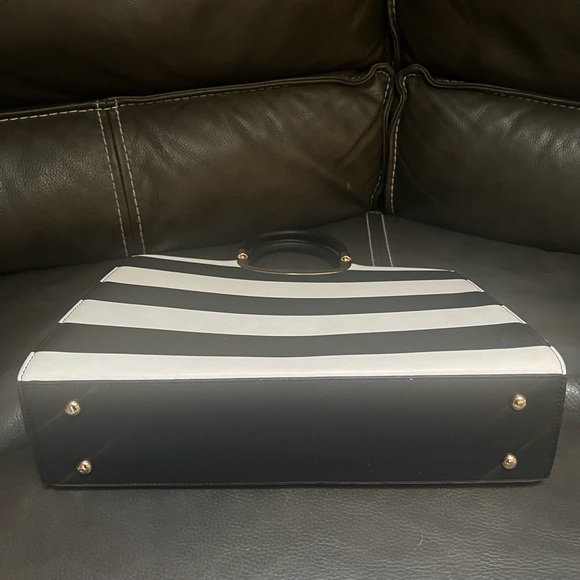 Black & White Striped Leather Purse w/ Zipper Closure and Gold Metal Detailing - Picture 10 of 10